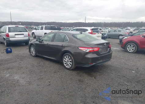 2018 Toyota Camry Le z USA, uszkodzony, nr VIN JTNB11HKXJ3000133